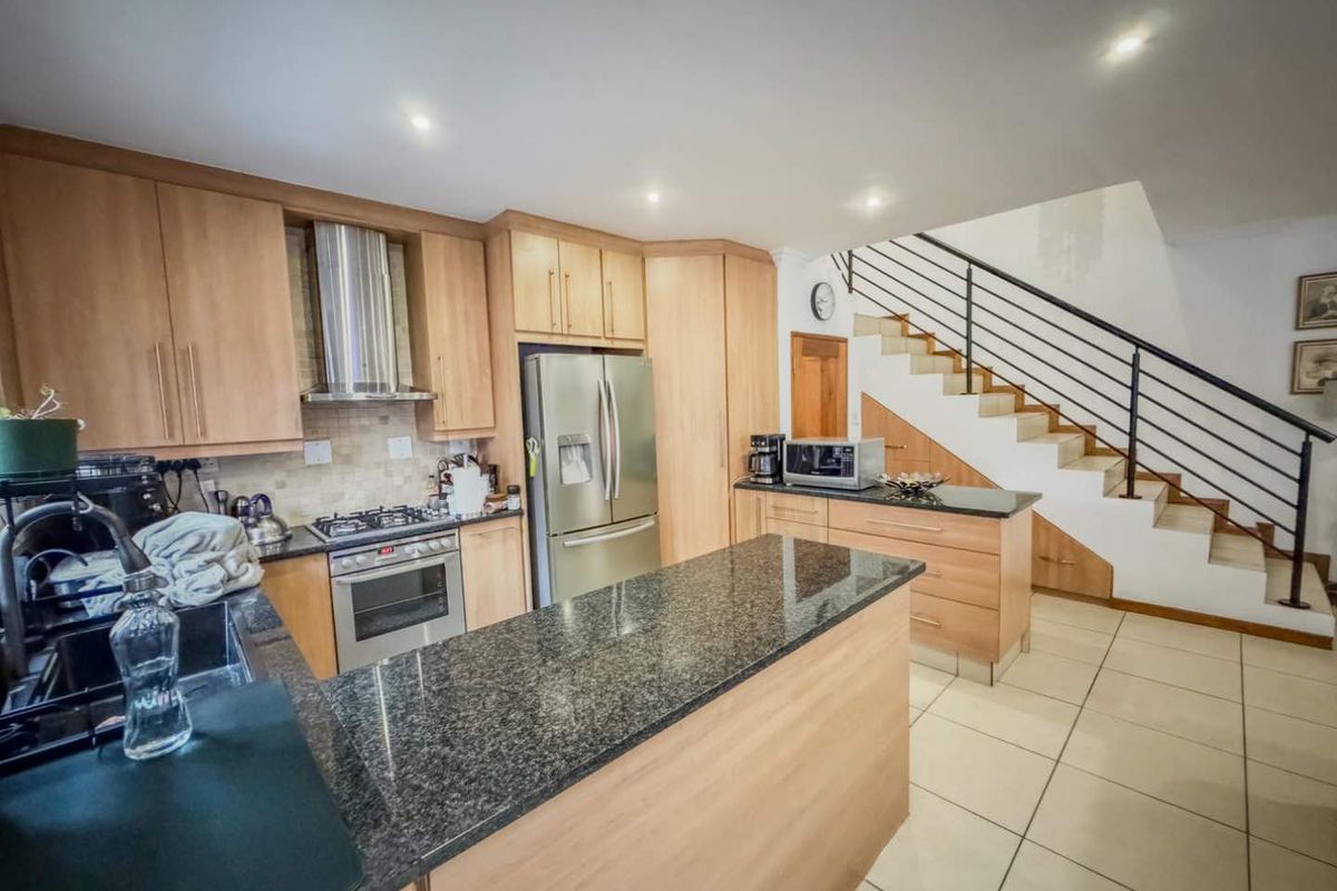 Stylish Duplex Townhouse with Double Garage & Granite Kitchen - Photo 5