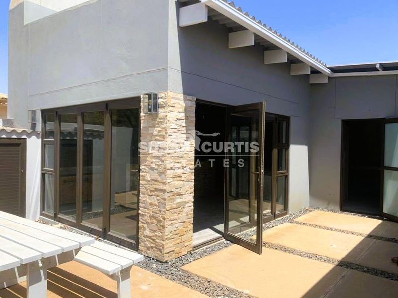 Modern Renovated Family Home in Central Oranjemund - Photo 5