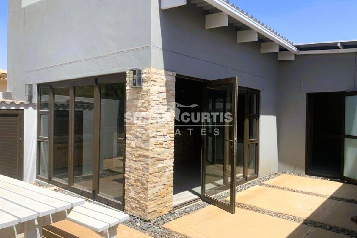 Modern Renovated Family Home in Central Oranjemund - Photo 5