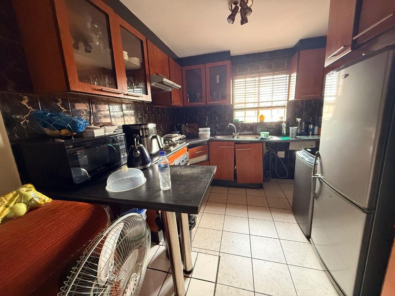 Charming 2BR Apartment: Secure, Spacious, and Central - Photo 5