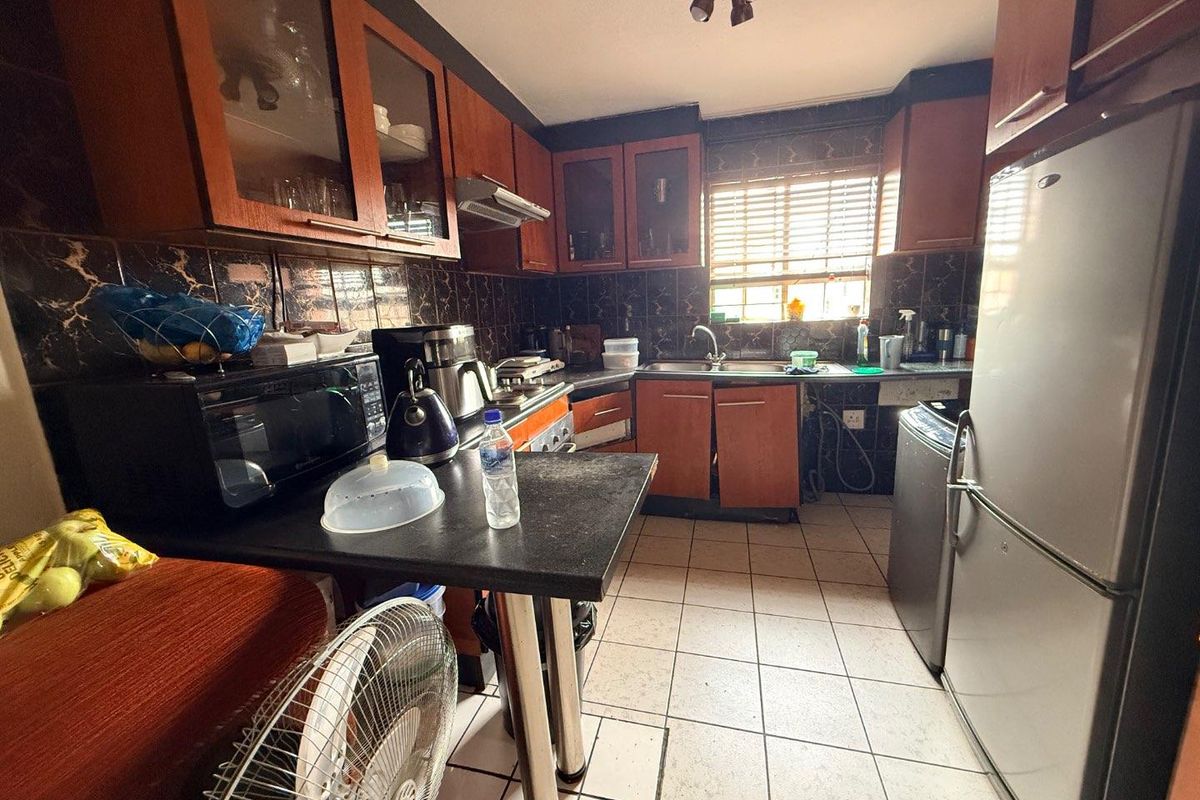 Charming 2BR Apartment: Secure, Spacious, and Central - Photo 5