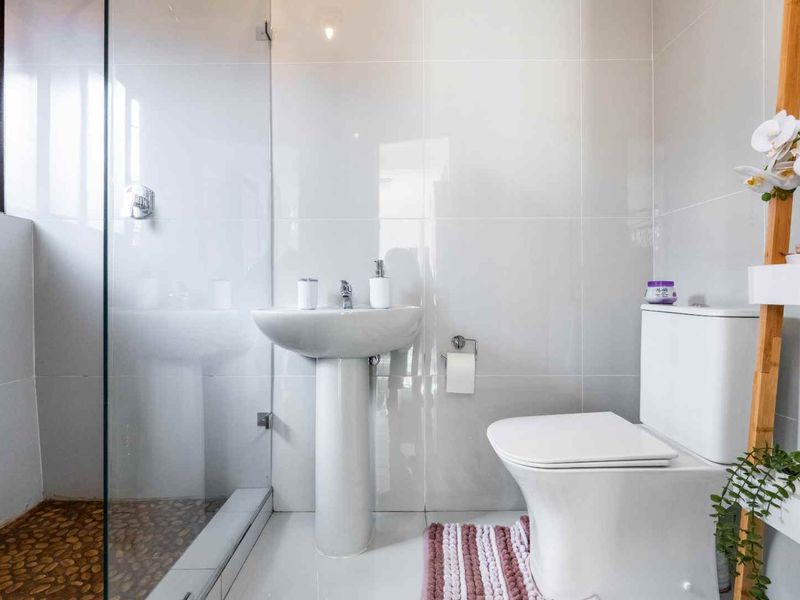 Charming 2-Bedroom Home with Rooftop Entertainment Area in the Heart of Sea Point - Photo 8
