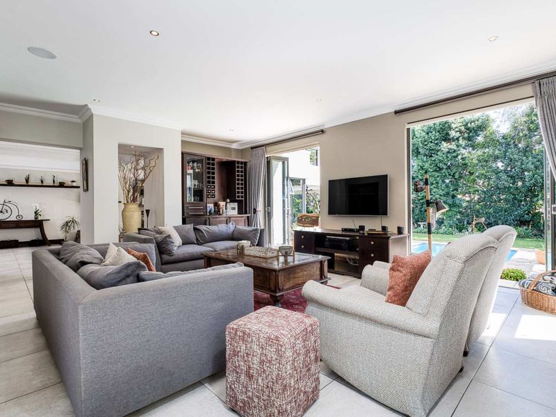 STUNNING 5 BEDROOM HOME FOR SALE IN FOURWAYS GARDENS RESIDENTIAL ESTATE - Photo 5