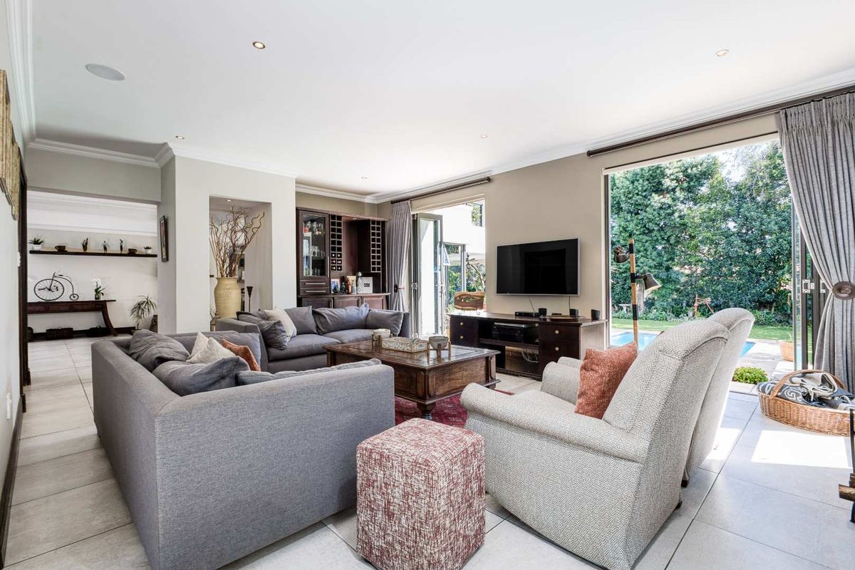 STUNNING 5 BEDROOM HOME FOR SALE IN FOURWAYS GARDENS RESIDENTIAL ESTATE - Photo 5