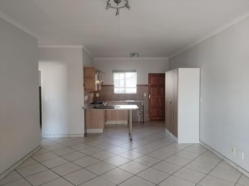 Secure & Spacious 2 Bedroom First Floor Apartment - Photo 4