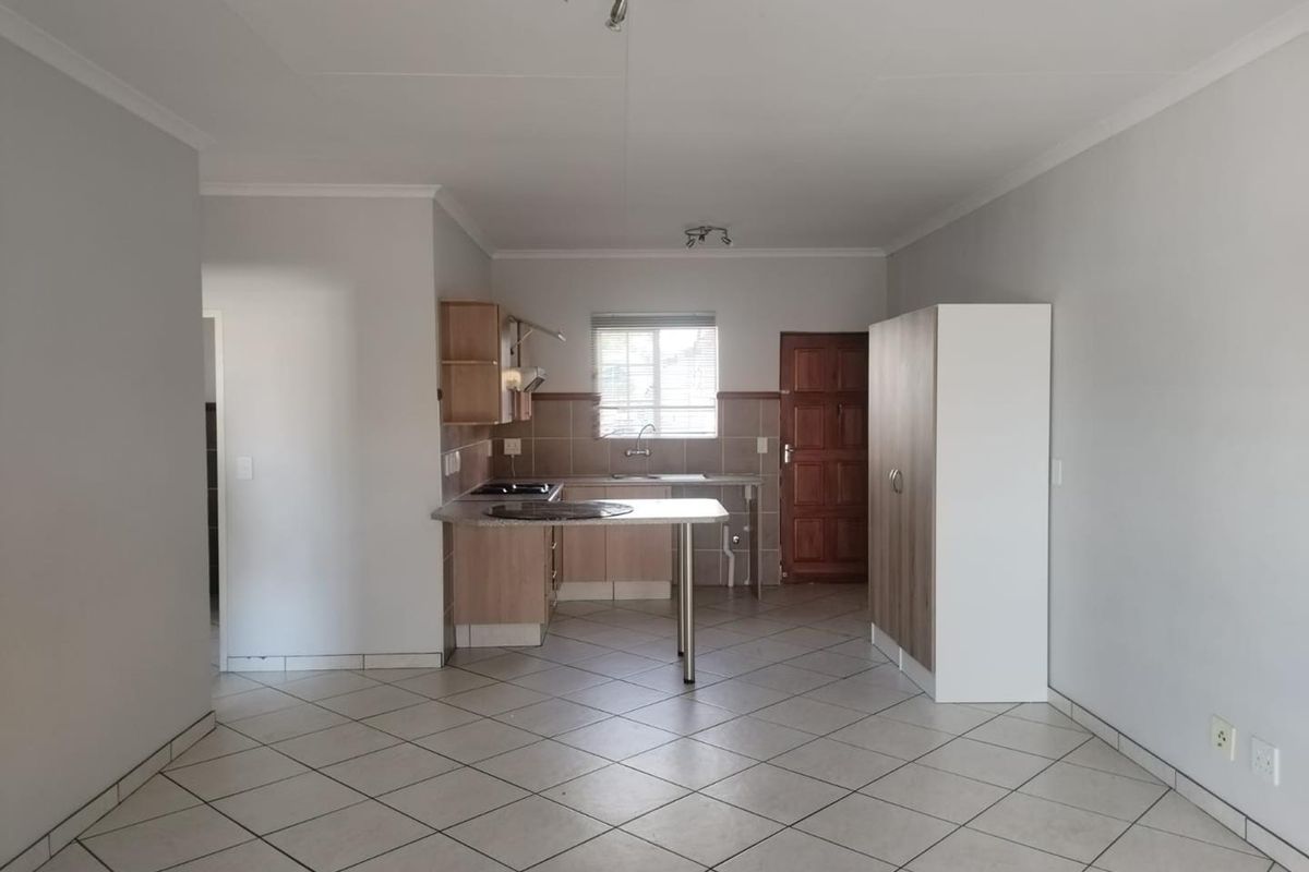 Secure & Spacious 2 Bedroom First Floor Apartment - Photo 4