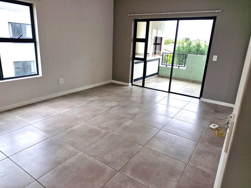 Sunny spacious two bedroom two bathroom first floor apartment - Photo 3