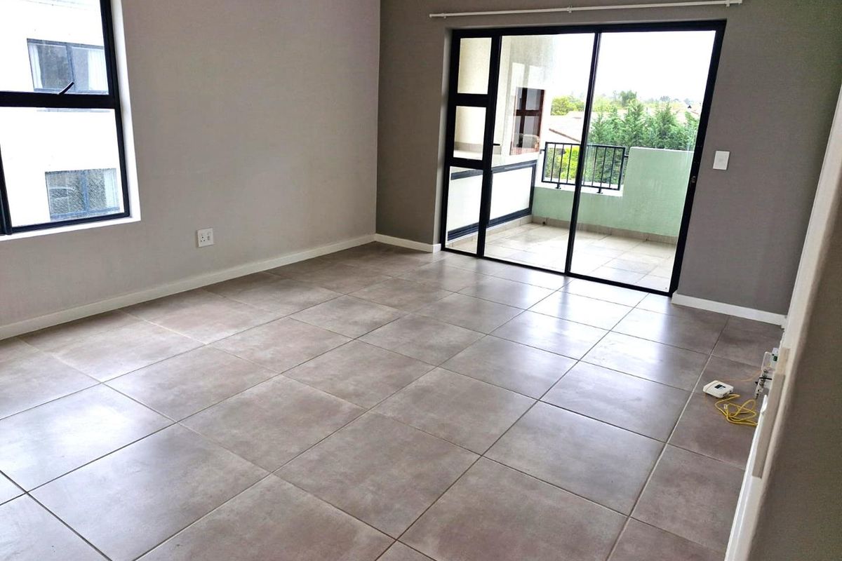 Sunny spacious two bedroom two bathroom first floor apartment - Photo 3