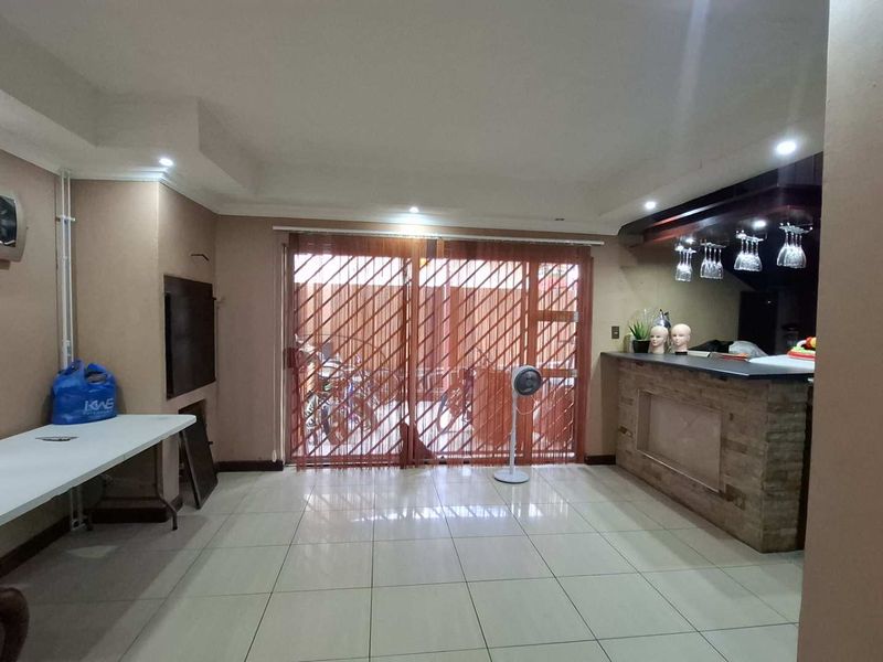 🏡 5-Bedroom Double Storey Freestanding House - Photo 6