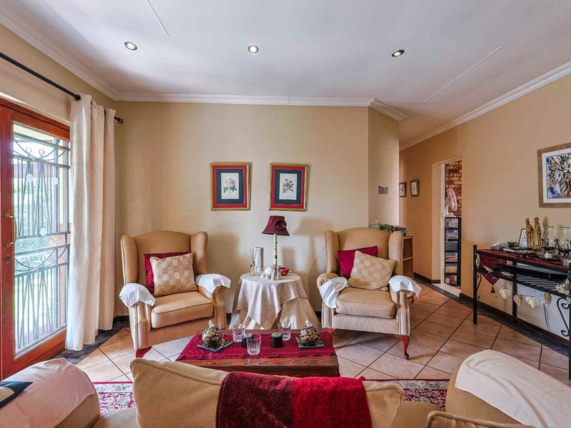 SPACIOUS FAMILY HOME | PET FRIENDLY | SECURE ESTATE LIVING IN MORELETA PARK - Photo 10