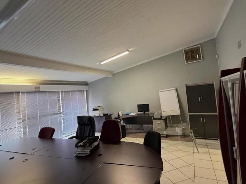 Office Building to Let - Photo 3