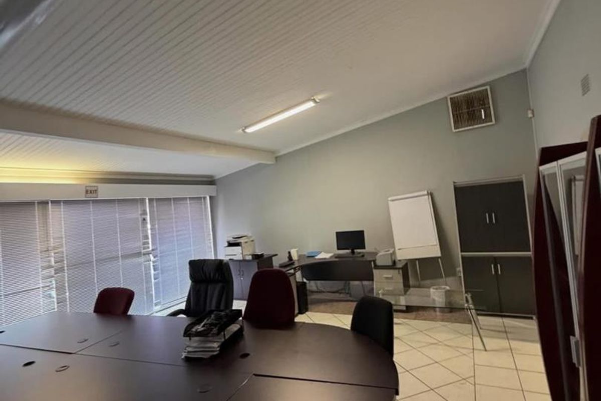 Office Building to Let - Photo 3