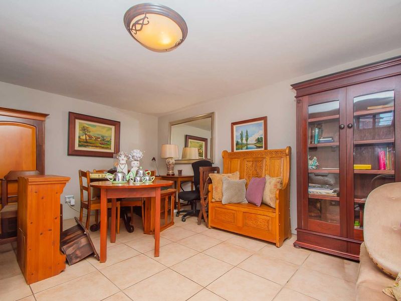 Constantia Kloof's Finest Family Home - Photo 4