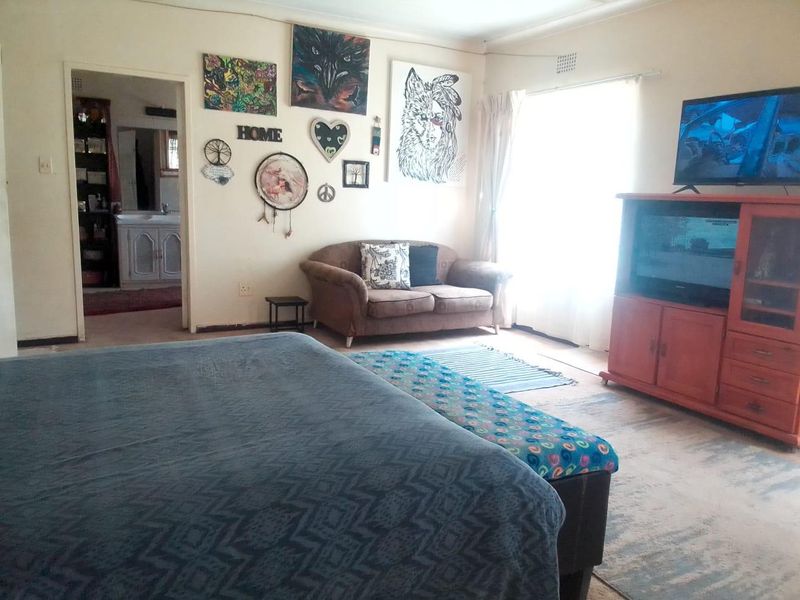 Small holding with lock up storage 3 bedroom house 2 flatlets - Photo 9