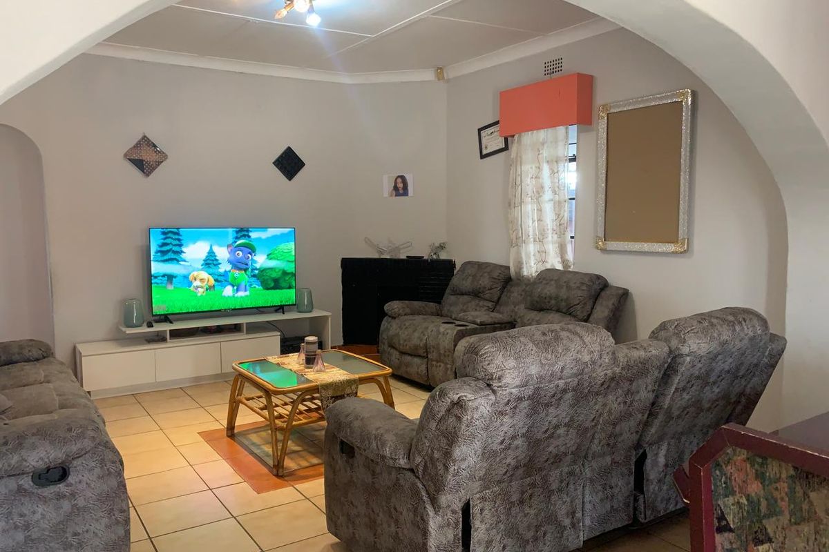 Charming 3 bedroom house available for sale in South Hills - Photo 4