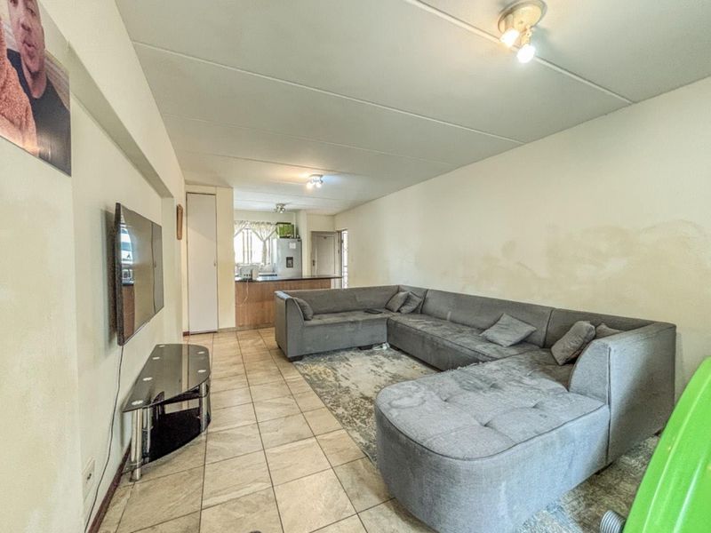 Spacious 2 Bedroom Apartment in Secure Protea Estate Noordwyk - Photo 7