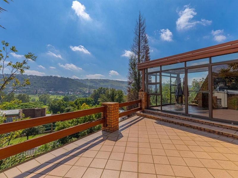 **4 Bedroom House For Sale in Glenvista, Johannesburg** **A Big Kind of Difference in Glenvista!** - Photo 3