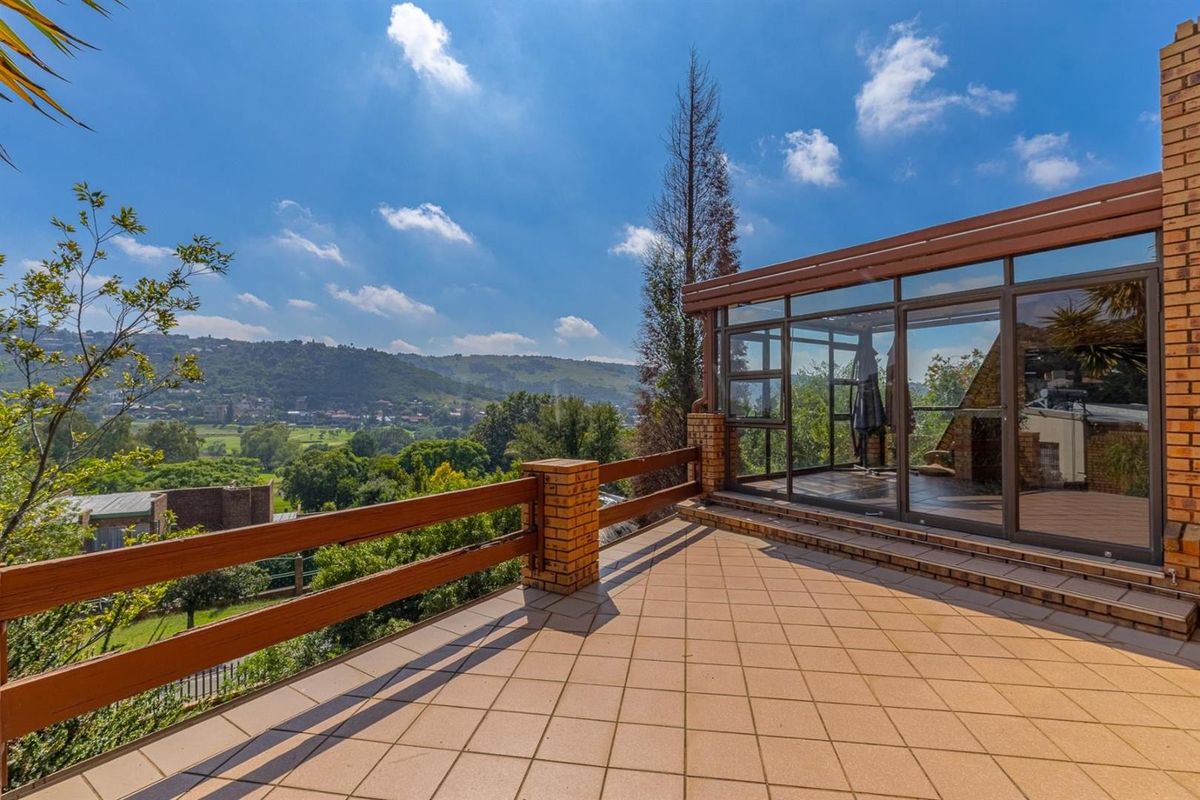 **4 Bedroom House For Sale in Glenvista, Johannesburg** **A Big Kind of Difference in Glenvista!** - Photo 3
