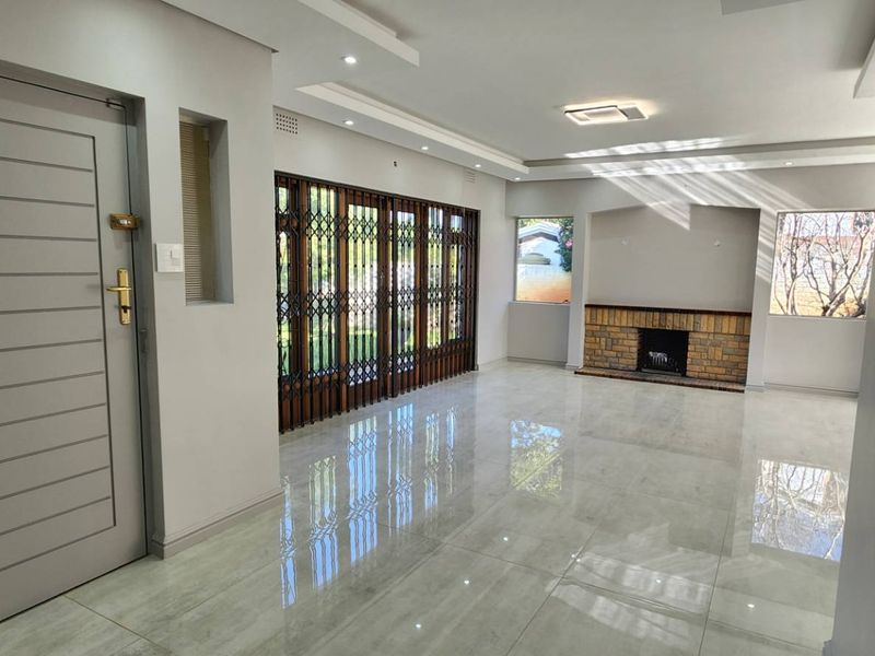 Just Renovated! Beautiful family home with garden flat. - Photo 9