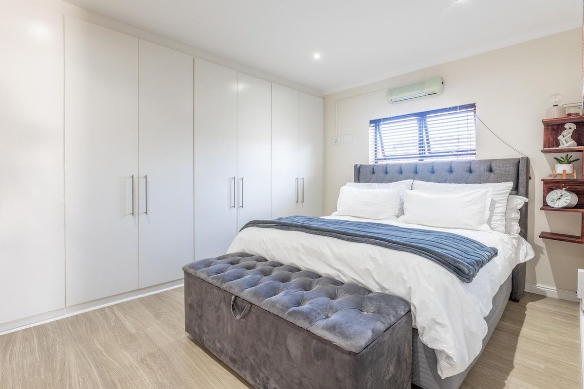 Stylish & Sunny 3-Bedroom Home with Pool – Parklands North - Photo 4