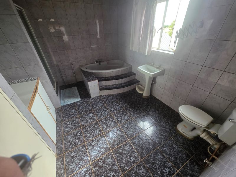 Extremely spacious, double storey family home - Photo 8