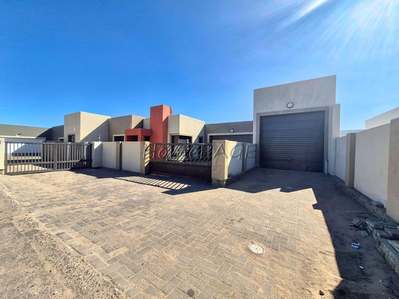 Fairway Estates, Walvis Bay:  4 Bedr Home with HUGE garage space is for Sale - Photo 2