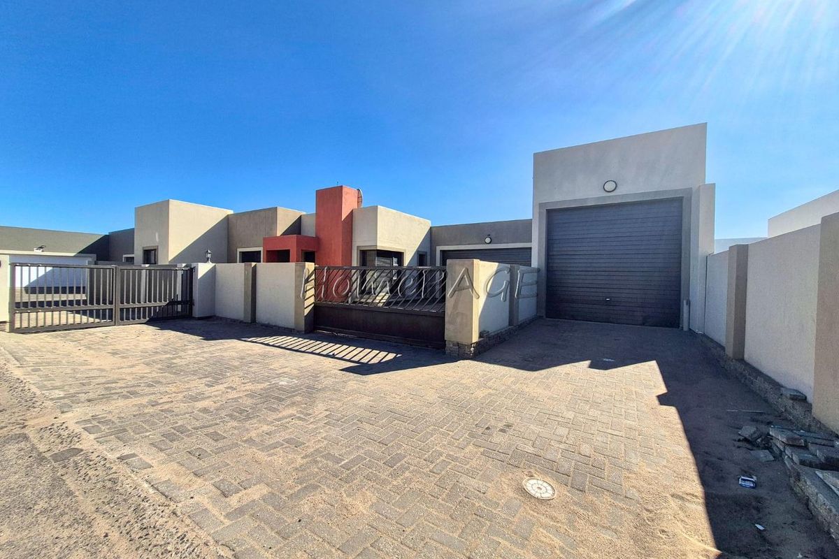 Fairway Estates, Walvis Bay:  4 Bedr Home with HUGE garage space is for Sale - Photo 2