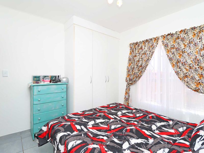 Neat Ground Floor Unit with Private Garden - Photo 8