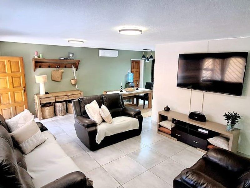 Eye Catching 3 Bedroom Duplex with Solar & Private Pool - Photo 4