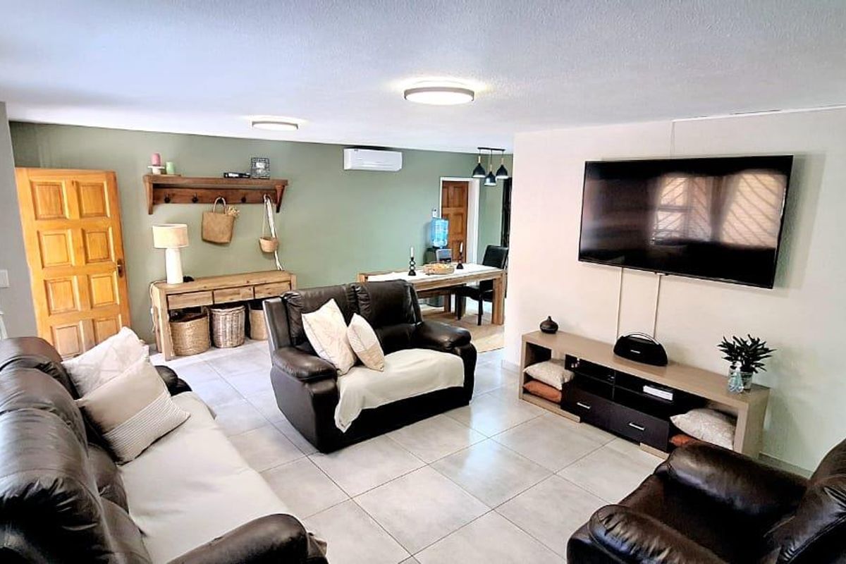 Eye Catching 3 Bedroom Duplex with Solar & Private Pool - Photo 4