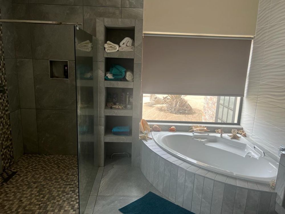 Main en-suite bathroom