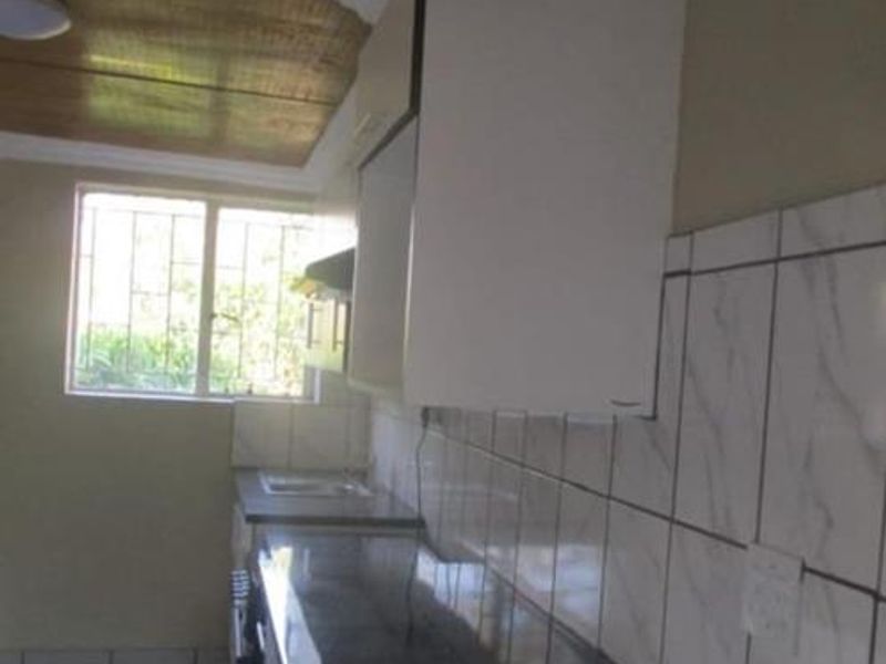 A bachelor unit to rent - Photo 8