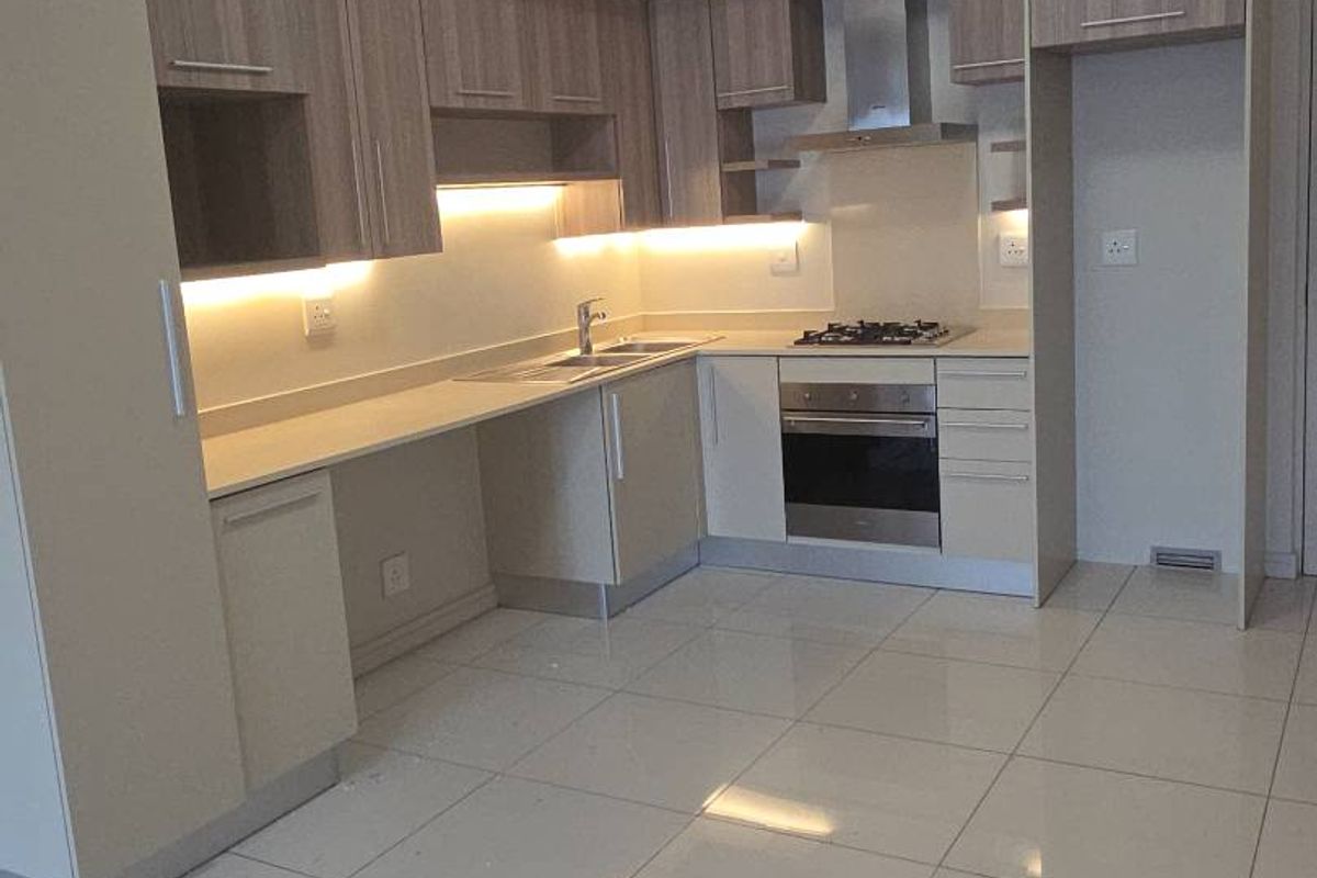 SUPERB 2 BED 2 BATH ULTRA MODERN APARTMENT IN CENTRAL ROSEBANK - Photo 5