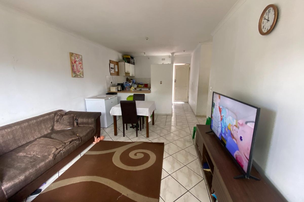 2-Bedroom Apartment in Wynberg (60m2) - Renovation Opportunity - Photo 3