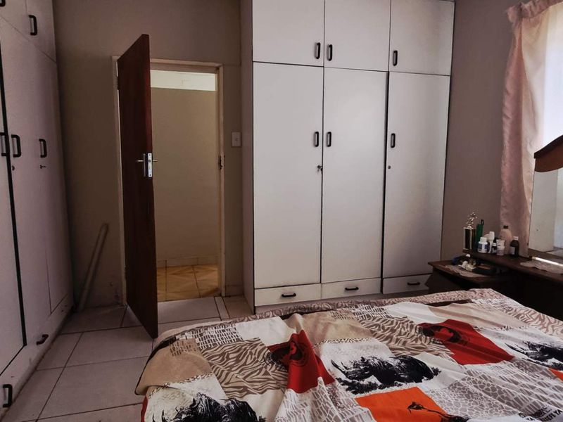Khomasdal 3 bedroom house with flat - Photo 8