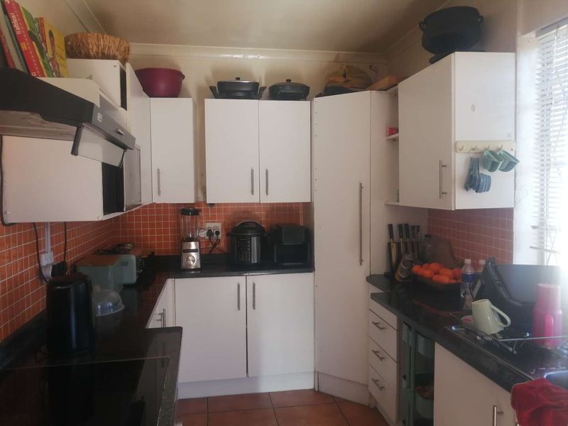 Stunning House Bordering Oakdene! - Photo 8