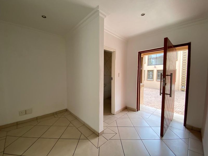 5 Bedroom  Townhouse for sale In Kosmosda - Photo 6