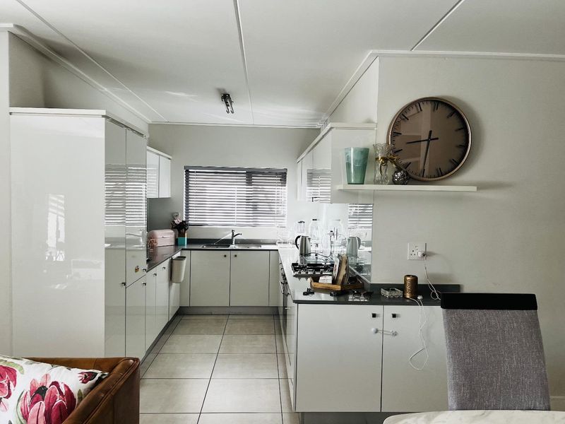 Elegant Fully Furnished 3-Bedroom Garden Unit - Photo 5