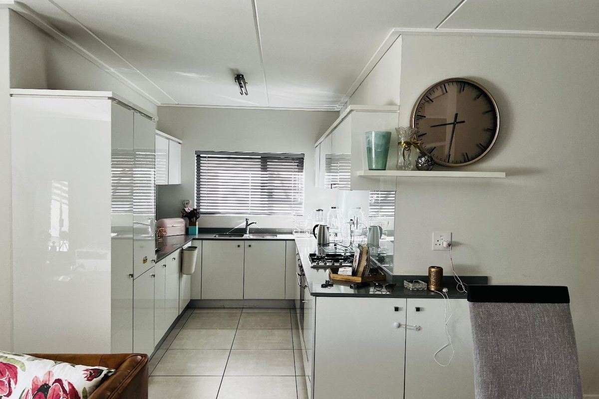 Elegant Fully Furnished 3-Bedroom Garden Unit - Photo 5