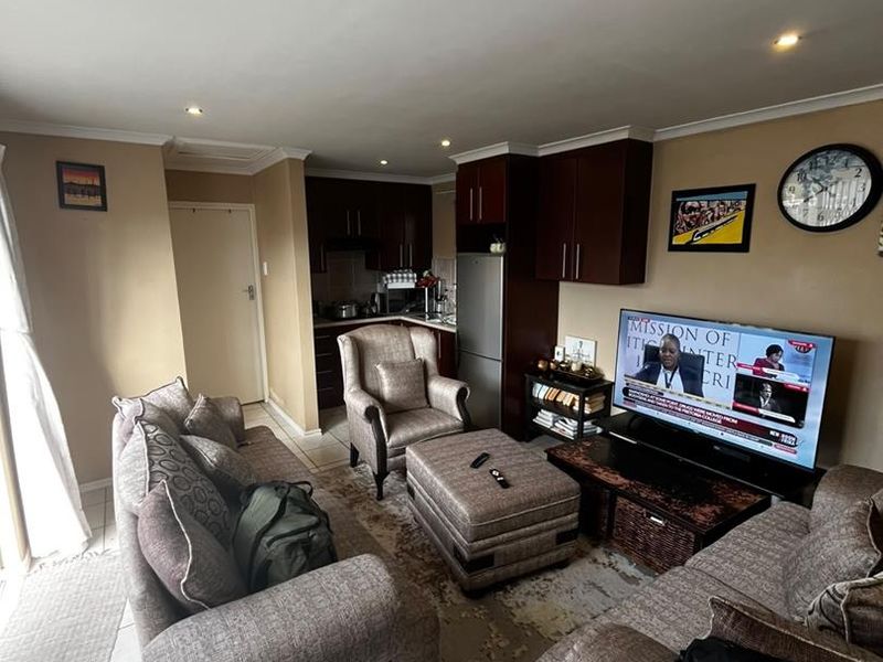 Modern & Secure 2-Bedroom Townhouse for Comfortable Living - Photo 6