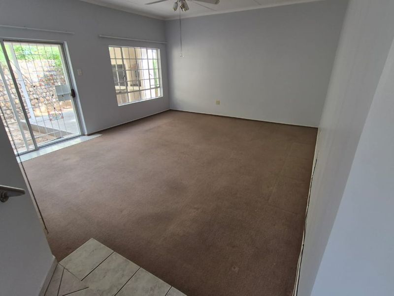 Charming Duet in quiet street - Photo 2