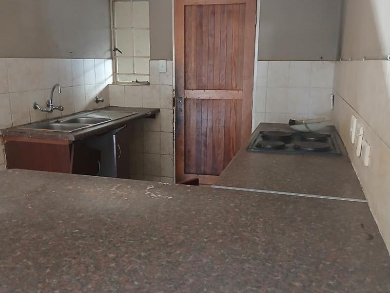 GROUND FLOOR 3 BEDROOM UNIT... IN A SECURED ESTATE!!!! - Photo 2