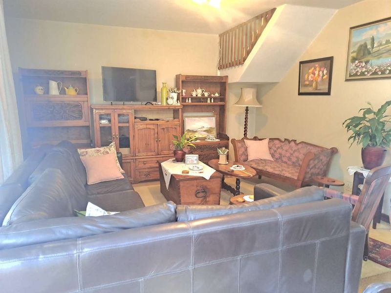 Very Spacious Townhouse for Sale - Photo 6