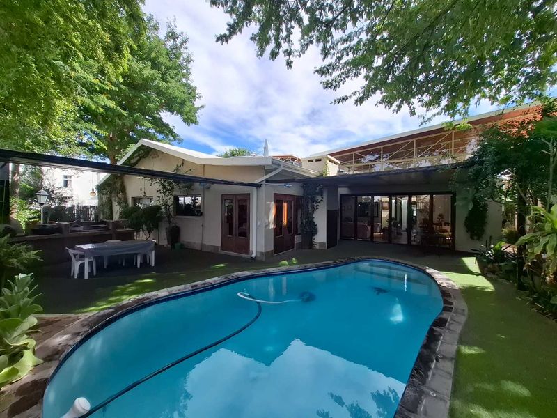 Home with three flats & a home office - Photo 2