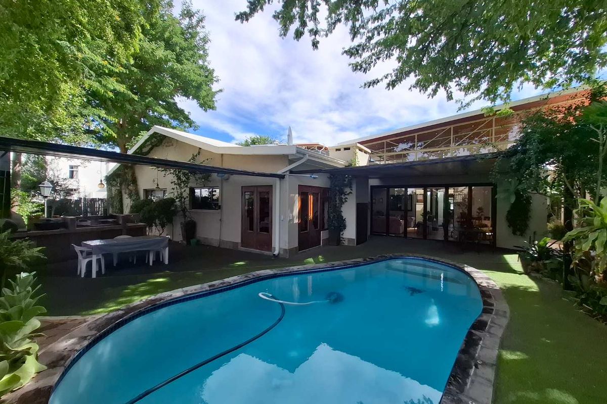 Home with three flats & a home office - Photo 2