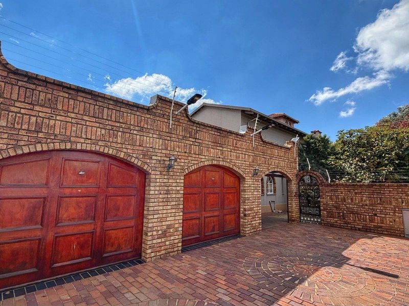 Luxury Living: Five-Bedroom Haven with Pool & Wine Cellar! - Photo 3