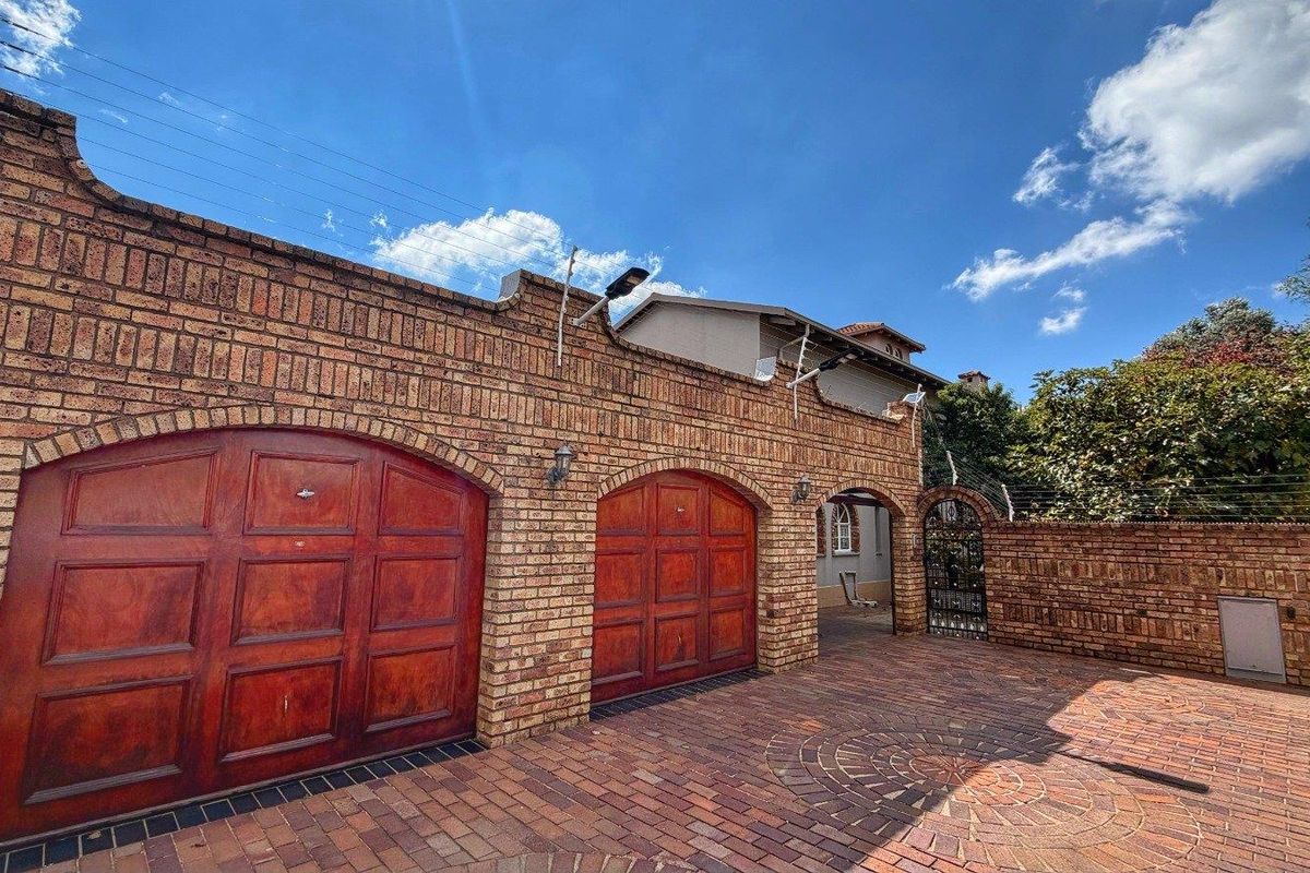 Luxury Living: Five-Bedroom Haven with Pool & Wine Cellar! - Photo 3