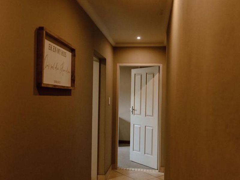 Spacious & Sunny 3-Bedroom Apartment in Prime Waterval East! - Photo 9