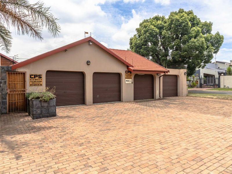 4-Bedroom Family Home with Modern Amenities and Entertainment Features - Photo 3