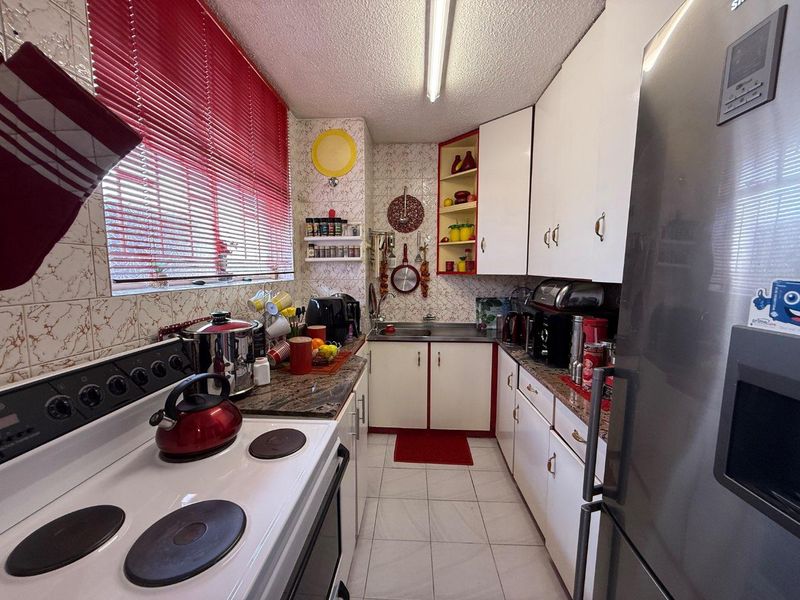 Spacious 3-Bedroom, 2-Bathroom Apartment With Beautiful Views - Photo 3